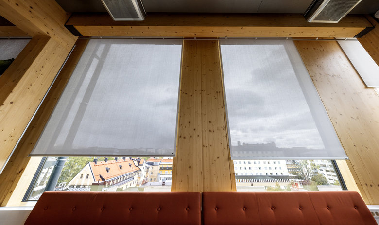 Protisluneční zasklení a pokovené vnitřní rolety (detail). Zdroj: Saint-Gobain Glass