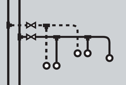 Obr.&nbsp;6 Spôsoby vedenia pripájacích potrubí vodovodu. a&nbsp;–&nbsp;pomocou T&nbsp;kusov