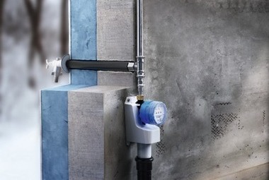 Obr.&nbsp;6 Príklady inštalácie hygienických preplachovacích jednotiek [f.&nbsp;Geberit]. a&nbsp;–&nbsp;pre 1&nbsp;prívod vody s&nbsp;prietokom do 3&nbsp;l/min (vhodné pre prázdne byty, sezónne využívané objekty, pripojenie napr. na záhradný ventil, alebo pod umývadlo)