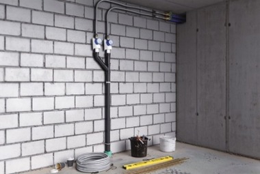 Obr.&nbsp;6 Príklady inštalácie hygienických preplachovacích jednotiek [f.&nbsp;Geberit]. d&nbsp;–&nbsp;pre viacero vodovodných okruhov v&nbsp;budove