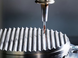 Pilotní vrták s upraveným břitem uzpůsobený k testování vrtání do křivé plochy, tvarová plocha je z titanového polotovaru Ti6Al4V