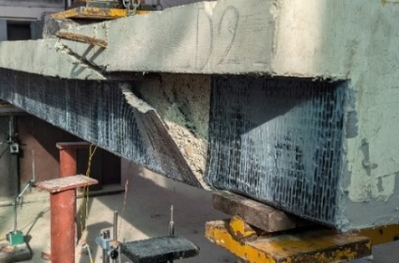 Obr. 4c: Skúška nosníka D – delaminovaná tkanina a šmyková trhlina