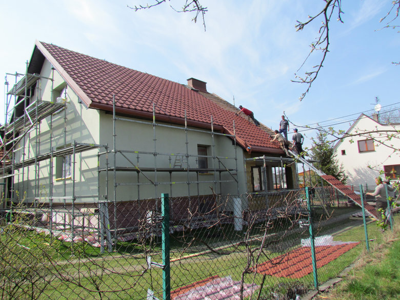 Ke zkrácení doby rekonstrukce přispívají plechové krytiny SATJAM také rychlou pokládkou.