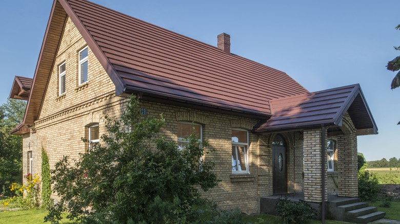 Lehké plechové krytiny SATJAM mohou díky možnosti pokládky na původní krov přispět ke zkrácení rekonstrukce střechy.