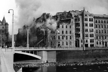 1945