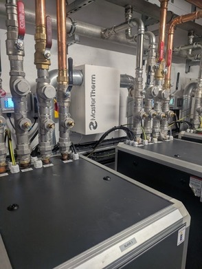 Obr. Příklad instalovaného odsávacího zařízení (Zdroj: Master Therm tepelná čerpadla)