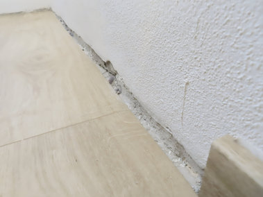 Zakončení podlahové krytiny u stěny