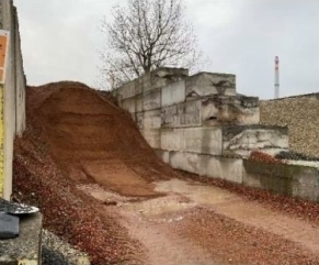 Obr.&nbsp;2a: Betonáž stĺpov