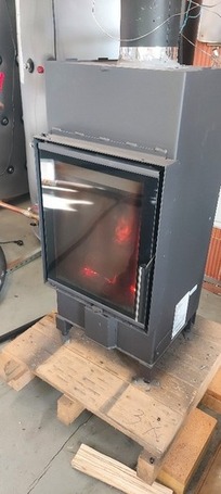 Obr. 1 Schéma experimentálního uspořádání: b – spalovací zařízení