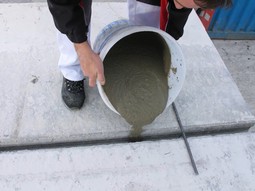 Baumit FillBeton je expanzivní betonová směs pro zalévání železobetonových konstrukcí, kotvení ocelových prvků, vyplňování dutin a zmonolitnění prefabrikovaných skeletů.