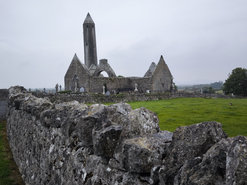 Klášterní komplex Kilmacduagh. Foto: Petr Brandejský