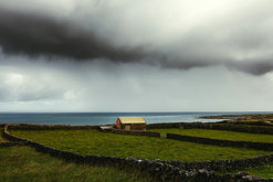 Pobřeží na Inishmore. Zdroj: Pexels