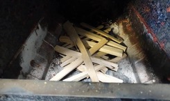 Obrázek&nbsp;1a Způsob přikládky „Zápal nahoru“