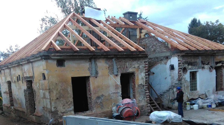 Obr.&nbsp;16 Jednoduchý valbový krov
