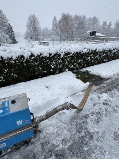 Obr. 2b Čištění potrubí metodou řízeného proplachu, technologie Astacus, klimatické podmínky v den proplachu: teplota vzduchu −2 °C a sněžení