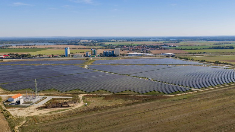 Český průmysl hledá levnější energii. Nová solární elektrárna ukazuje jedno z řešení