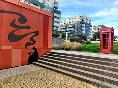 Foto&nbsp;4 Knihobudka a&nbsp;mural ve veřejném prostoru. Veřejný prostor s&nbsp;komunitní funkcí, který podporuje přirozený dohled a&nbsp;aktivní využívání území. Jasné barvy a&nbsp;udržované okolí posilují teritorialitu a&nbsp;snižují anonymitu prostředí.