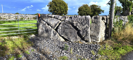 Zídky složené z obrovských bloků vápence – oblast Galway. Foto: Petr Brandejský