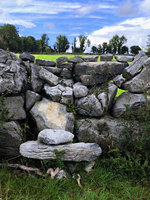 Zídky z vápence v dramatickém seskupení – oblast Galway. Foto: Petr Brandejský