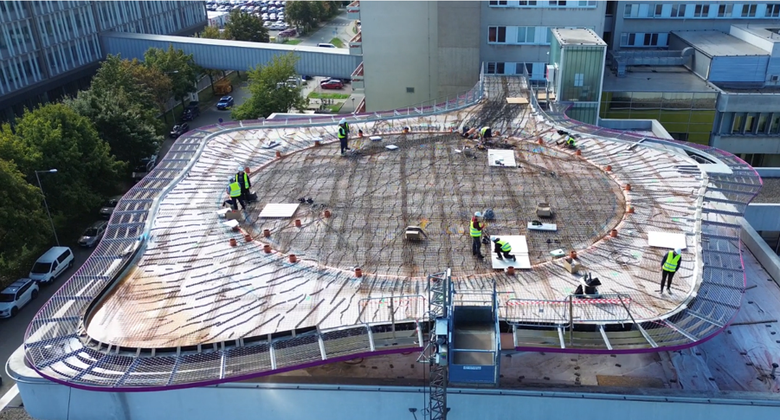 Obr. Pohled na plochu heliportu v&nbsp;průběhu instalace elektrických topných kabelů ECOFLOOR od FENIX. 