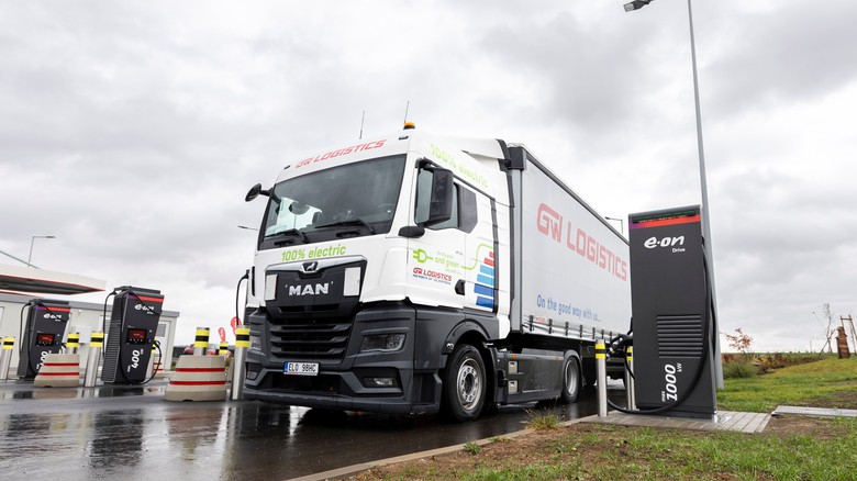 První veřejná megawattová dobíjecí stanice pro elektromobily v Česku je v síti E.ON Drive