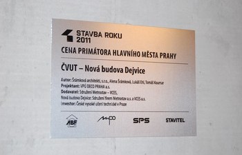 Plaketa Stavba roku 2011 pro budovu fakulty Architektury VUT