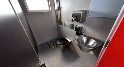 Toaleta vybavena nerezovmi zaizovacmi pedmty v proveden antivandal