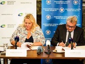 Klára Dostálová, ministryně pro místní rozvoj a Vladimír Dlouhý, prezident HK ČR při podpisu memoranda, foto tisková zpráva MMR ČR Klára Dostálová, ministryně pro místní rozvoj a Vladimír Dlouhý, prezident HK ČR při podpisu memoranda, foto tisková zpráva MMR ČR