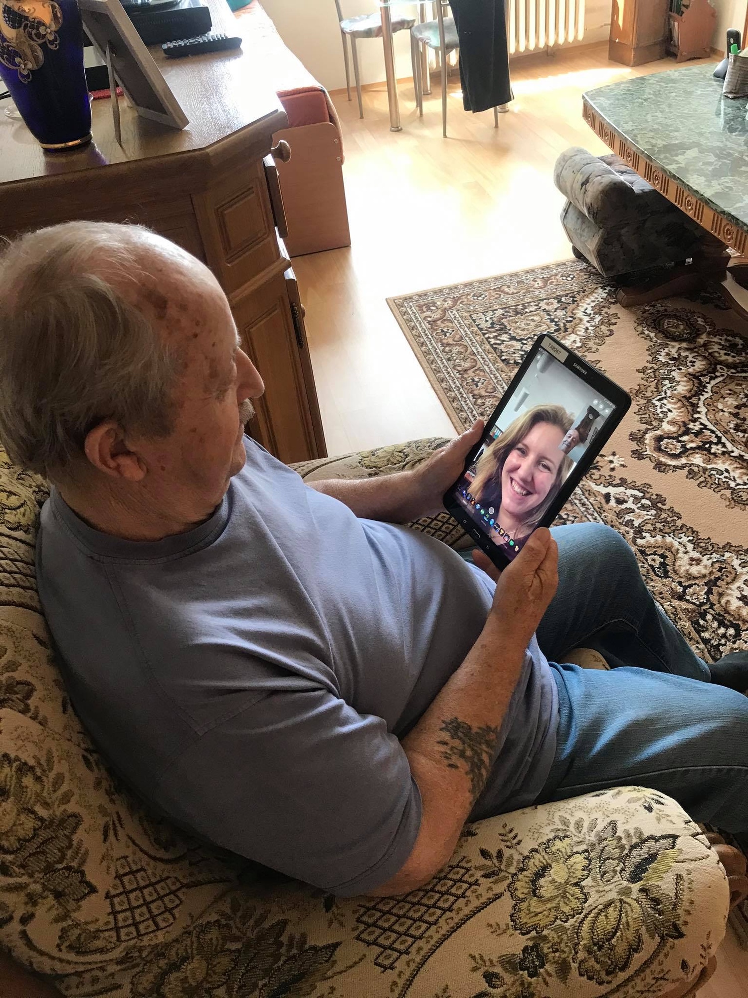 Vratislav Rouav hovo dky tabletu po tdnech odlouen se svou vnukou