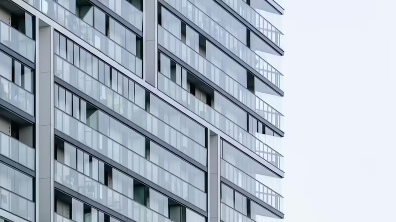 Projekt Puławska 186 - Moderní bydlení se zasklenými balkony