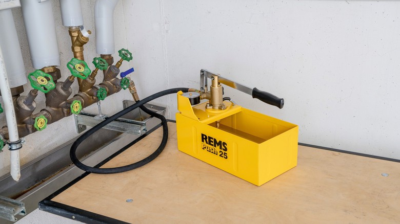 REMS Push - spolehlivě těsná ruční zkušební tlaková pumpa