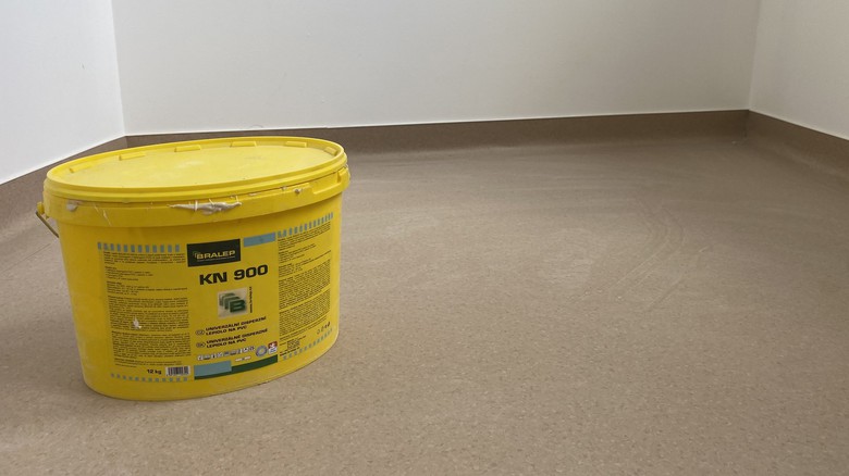 KN 900 - univerzální lepidlo pro profesionální podlahové systémy