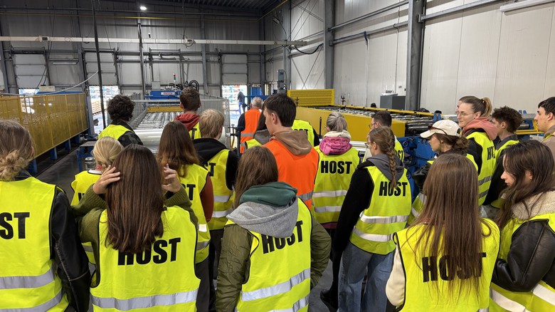 Studenti Fakulty stavební VŠB-TUO Ostrava měli možnost nahlédnout do výroby plechových krytin SATJAM Studenti Fakulty stavební VŠB-TUO Ostrava měli možnost nahlédnout do výroby plechových krytin SATJAM