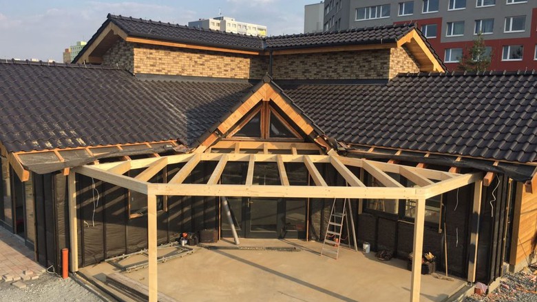 Dřevěné konstrukce v komerční výstavbě: Kdy se vyplatí a na co si dát pozor?