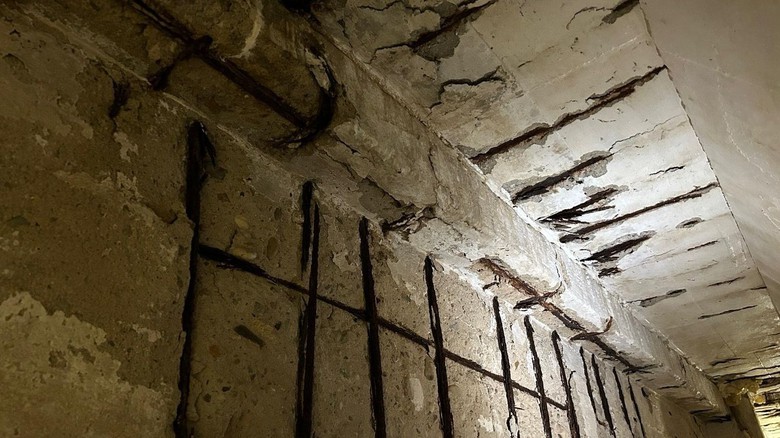 Oprava železobetonové stěny s&nbsp;odhalenou a korozí napadenou výztuží před reprofilací sanační maltou