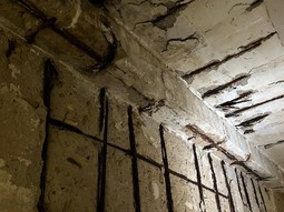 Oprava železobetonové stěny s&nbsp;odhalenou a korozí napadenou výztuží před reprofilací sanační maltou