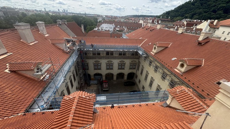 Celkov� pohled na hotovou st�echu – Nostick� pal�c v&nbsp;Praze na Mal� Stran�. A-Z&nbsp;Bau&nbsp;s.r.o.