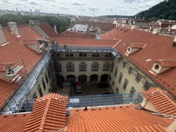 Celkový pohled na hotovou střechu – Nostický palác v&nbsp;Praze na Malé Straně. A-Z&nbsp;Bau&nbsp;s.r.o.