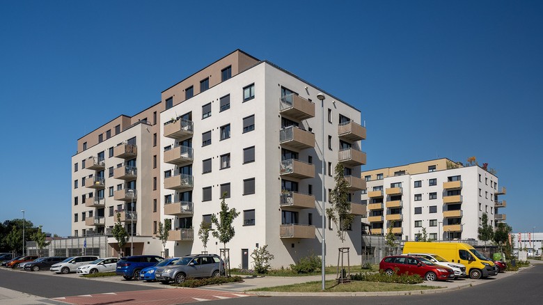 Moderní bytové domy projektu Albatros Kbely v&nbsp;Praze s&nbsp;důrazem na energetickou úspornost. Foto: Jiří Šebek