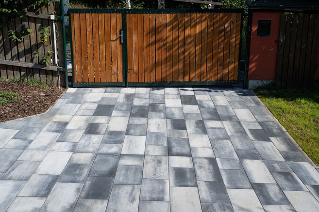 Jaro plné slev: Oblíbené zahradní dlažby a prvky LiaStone se slevou až 30 %