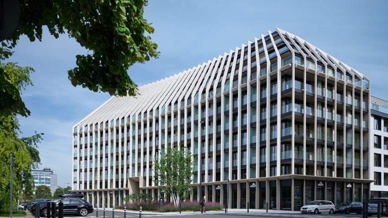 Vysoký vnitřní komfort budovy Victoria Palace díky protislunečnímu zasklení