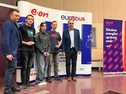 E.ON podporuje Eurorebus již několik let. Vítězům krajského kola popřál i jednatel EG.D Pavel Čada (první zprava)