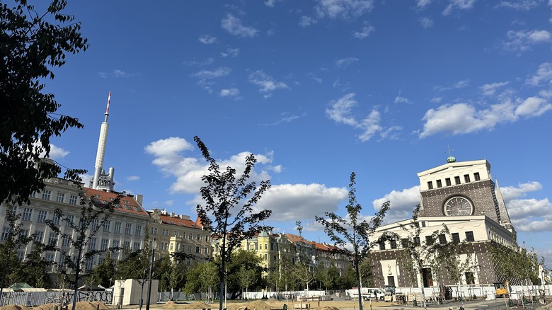 Náměstí Jiřího z Poděbrad před dokončením rekonstrukce v srpnu 2025, foto: redakce Náměstí Jiřího z Poděbrad před dokončením rekonstrukce v srpnu 2025, foto: redakce