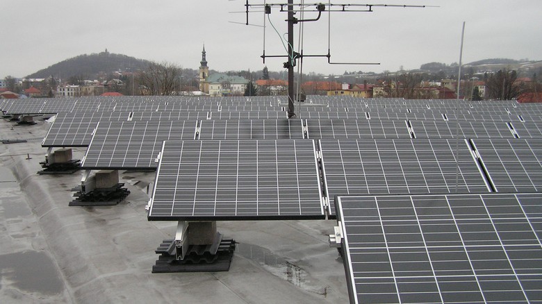 Fotovoltaická elektrárna na ploché střeše domu, foto: redakce Fotovoltaická elektrárna na ploché střeše domu, foto: redakce