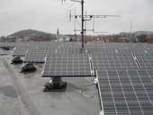 Fotovoltaická elektrárna na ploché střeše domu, foto: redakce