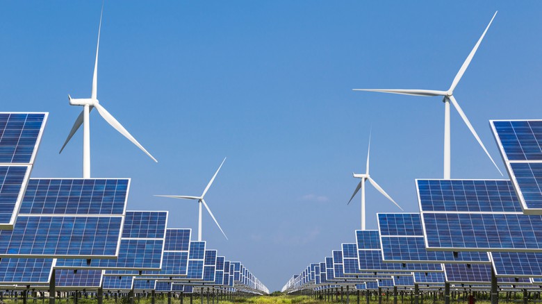 Fotovoltaická a větrná elektrárna &copy; Soonthorn - Fotolia.com