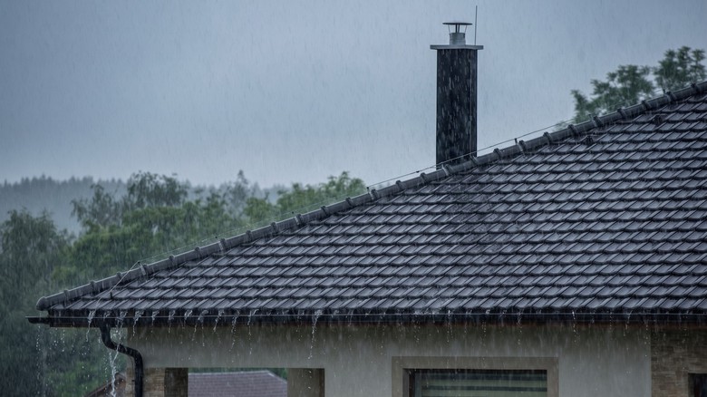 Prudké výkyvy počasí prověřují české střechy: Jak zkontrolovat, že vydrží?