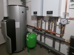 Instalace moderního kondenzačního ohřívače vody od společnosti QUANTUM, a.s. v areálu Artamon na Broumovsku.
