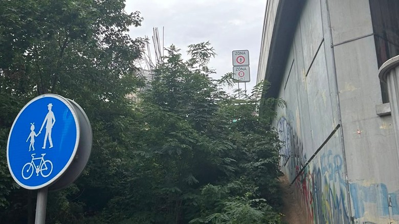 Část betonové plastiky Rovnováha u Barrandovského mostu se zřítila