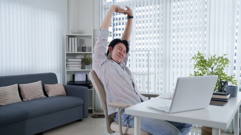 Ergonomie domácího pracoviště: výška stolu, židle a osvětlení